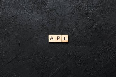 Tahta blokta API kelimesi yazıyor. uygulama programı arayüz metni tablo üzerinde, konsept.