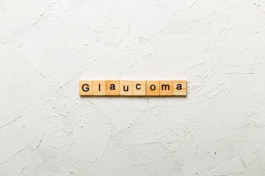 Tahta bloğa yazılmış bir kelime. Çimento sehpası üzerinde GLAUCOMA metin desing için, konsept.