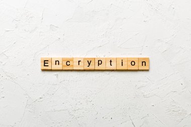Şifreleme kelimesi tahta blokta yazılı. Tablo üzerinde şifreleme metni, konsept.
