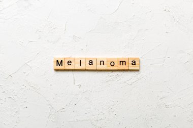Tahta blokta yazan melanom kelimesi. Masada melanom metni, konsept.