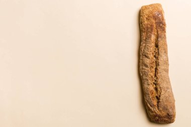 Renkli arka planda minimalist Fransız ekmeği. arka plan olarak taze ekmek, metin veya tasarım için boşluk ile üst görünüm.