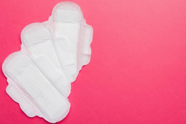 Kadın hijyen ürünleri ya da renkli arka planda hijyenik ped. Pastel renk. - Yakın çekim. Mesaj için boş bir yer. Kadın günlük hijyeni..