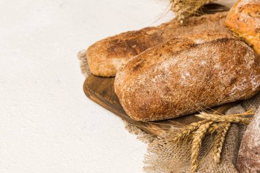 Ev yapımı doğal ekmek. Arkaplan olarak taze ekmeğin farklı türleri, kopya alanı ile perspektif.