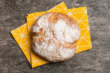Peçetenin üstünde taze taze taze ekmek, üst manzara. Sağlıklı mayasız ekmek. Fransız ekmeği. Üst görünüm Fırın ürünleri.