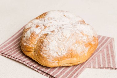 Kırsal masa manzaralı peçeteli taze pişmiş ekmek çeşitleri. Sağlıklı mayasız ekmek. Fransız ekmeği.