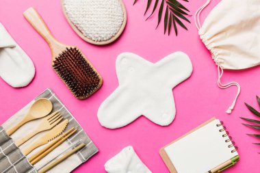 Sıfır atık. Çevre dostu günlük aksesuarlar. en üstteki görünüm.