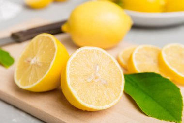 Kesme tahtasındaki taze ve olgun limonlar için fotokopi alanı olan üst manzara. Sağlıklı yemek geçmişi. Limon ve limon dilimlerinin zarif arkaplanı daha sıkan renkli arkaplan.