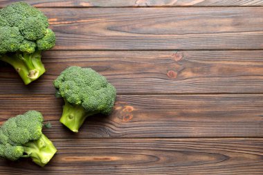 ahşap masa üzerinde taze brokoli