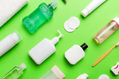 Banyo ürünleri için model düz yatak, spa jileti, diş macunu, sabun, jöle ve diğer çeşitli aksesuarlar. Cilt sağlığı için kozmetik. Logonuz için Bath Mockup.