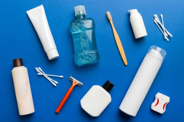 Banyo ürünleri için model düz yatak, spa jileti, diş macunu, sabun, jöle ve diğer çeşitli aksesuarlar. Cilt sağlığı için kozmetik. Logonuz için Bath Mockup.