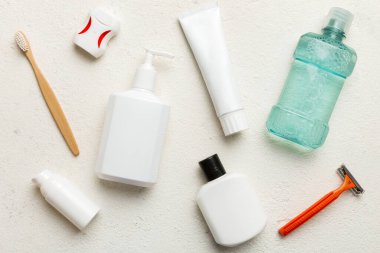 Banyo ürünleri için model düz yatak, spa jileti, diş macunu, sabun, jöle ve diğer çeşitli aksesuarlar. Cilt sağlığı için kozmetik. Logonuz için Bath Mockup.