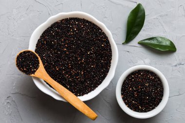 Kase içinde kinoa tohumu ve renkli arka planda kaşık. Küçük kasede sağlıklı kinwa. Sağlıklı süper yiyecekler.
