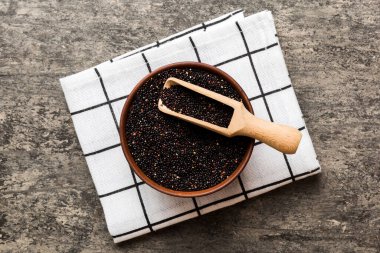 Kase içinde kinoa tohumu ve renkli arka planda kaşık. Küçük kasede sağlıklı kinwa. Sağlıklı süper yiyecekler.