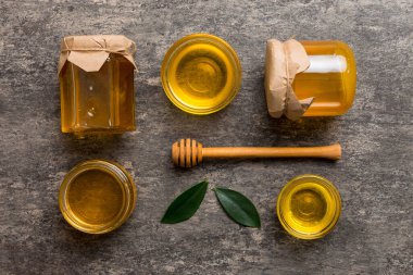 Bal kavanozu, beyaz arka plan manzaralı ve fotokopi alanı olan ahşap bal kaplama. Lezzetli bal şişesi.