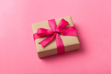 Paketlenmiş Noel ya da renkli kurdeleli el yapımı el yapımı diğer Noel hediyeleri. Hediye kutusu, hediye süslemesi, kopya alanı ile üst görünüm.