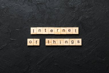 Ağaç bloğa yazılan kelimelerin interneti. Çimento masasının üzerindeki nesnelerin interneti desing, konsept için.