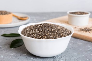 Kavanozda Chia tohumu ve renkli arka planda kaşık. Sağlıklı Salvia Hispanikleri küçük kasede. Sağlıklı süper yiyecekler.