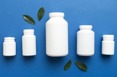 İlaçlar, ilaç şişesi, sağlık ve tıbbi destek. Vitamin hapları. Yeşil yapraklı vitaminler, doğal organik biyo takviyeler, fotokopi alanı..