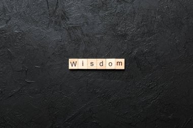 Tahta blokta yazan bilgelik kelimesi. Masada bilgelik metni, konsept.