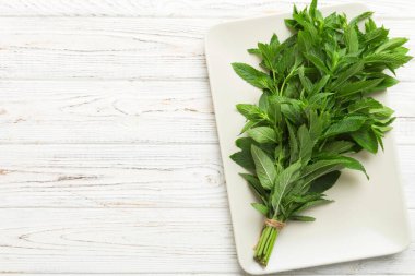 Renkli masada taze nane tomarı. Kopyalama alanı olan üst görünüm.