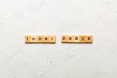 Ahşap blokta yazılı iç barış kelimesi. iç barış metni masa, konsept üzerinde.