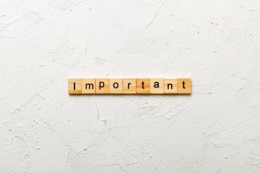 Tahta blokta önemli bir kelime yazıyor. Deksing, konsept için çimento masadaki önemli metin.