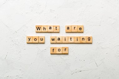 Tahta blokta ne yazmasını bekliyorsun? Ne bekliyorsunuz çimento masasının üzerinde yazı, Top view konsepti için?.