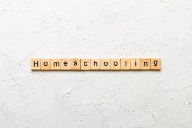 Tahta blokta ev okulu kelimesi yazıyor. Deksing, konsept için çimento üzerinde metin düzeltme.