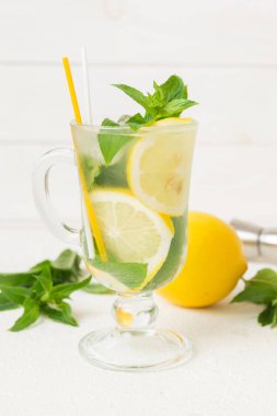 Mojito kokteyli. Limonlu, limonlu ve naneli mojito kokteylini uzun bir bardakta sopayla tazeliyorum..