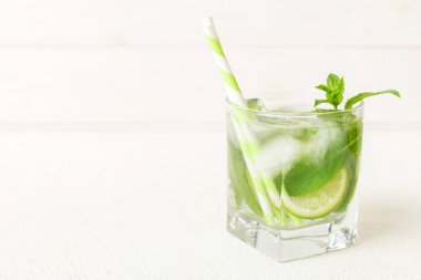 Mojito kokteyli. Limonlu, limonlu ve naneli mojito kokteylini uzun bir bardakta sopayla tazeliyorum..