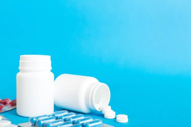 HIV enfeksiyonunun tedavisi için ilaç. Haplar, kapsüller ve masada savaş. Renkli arkaplanda kopyalama alanı olan farklı renkli tabletler.