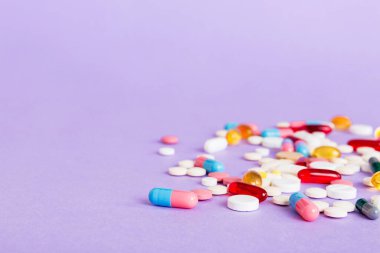 Bir çok farklı renkli ilaç ve hapların bakış açısı farklı. Renkli arkaplanda bir sürü hap.