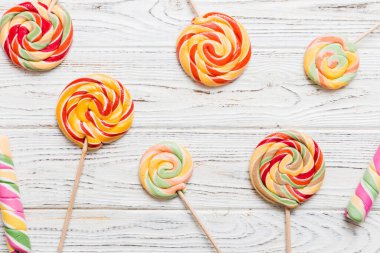 Renkli arka planda renkli lolipoplar. Yaz kavramı. Parti Mutlu Yıllar ya da Minimalist Kavram.