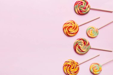 Renkli arka planda renkli lolipoplar. Yaz kavramı. Parti Mutlu Yıllar ya da Minimalist Kavram.