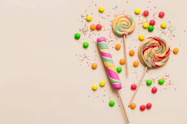 Lezzetli İştah açıcı Parti Aksesuarları Mutlu Yıllar Tatlı. Renkli arkaplanda farklı tipte şekerler, kopyalama alanı. Renkli doğum günü partisi geçmişi.