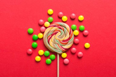 Lezzetli İştah açıcı Parti Aksesuarları Mutlu Yıllar Tatlı. Renkli arkaplanda farklı tipte şekerler, kopyalama alanı. Renkli doğum günü partisi geçmişi.