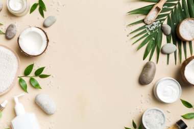 Hindistan cevizi yağı dolu kavanozlar ve renkli arka planda kozmetik kremi. Üst Manzara. Metnin için boş yer. Doğal spa Hindistan cevizi kozmetik ve organik tedavi konsepti Hindistan cevizi spa bileşimi.