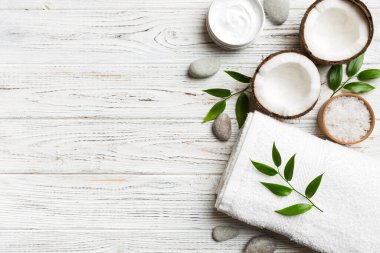 Hindistan cevizi yağı dolu kavanozlar ve renkli arka planda kozmetik kremi. Üst Manzara. Metnin için boş yer. Doğal spa Hindistan cevizi kozmetik ve organik tedavi konsepti Hindistan cevizi spa bileşimi.