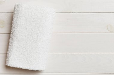 Renkli arkaplanda kopyalama alanı olan beyaz havluların üst görünümü.