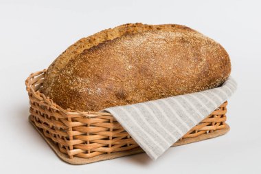 Doğal arka plana karşı sepette taze pişmiş ekmek. Perspektif görünümü ekmek kopyalama alanı.