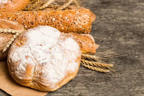 Ev yapımı doğal ekmek. Arkaplan olarak taze ekmeğin farklı türleri, kopya alanı ile perspektif.