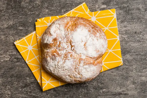 Peçetenin üstünde taze taze taze ekmek, üst manzara. Sağlıklı mayasız ekmek. Fransız ekmeği. Üst görünüm Fırın ürünleri.
