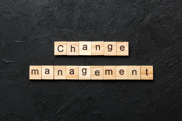 Tahta blokta yönetim sözcüğünü değiştir. tablo üzerinde yönetim metnini değiştir, konsept.