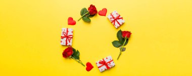 Renkli arka planda gülden yapılmış bir kalp, kalp ve boş tebrik kartı modeli. Top view, flat lay, copy space Holiday, Anneler Günü, doğum günü konsepti.