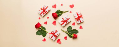 Güzel kırmızı kurdeleli Kraft hediye kutusu ve gül, Sevgililer Günü konsepti, yıldönümü, anneler günü ve doğum günü tebriği, fotokopi alanı, üst manzara.