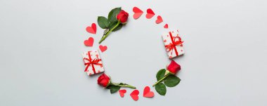 Renkli arka planda gülden yapılmış bir kalp, kalp ve boş tebrik kartı modeli. Top view, flat lay, copy space Holiday, Anneler Günü, doğum günü konsepti.