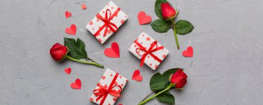 Güzel kırmızı kurdeleli Kraft hediye kutusu ve gül, Sevgililer Günü konsepti, yıldönümü, anneler günü ve doğum günü tebriği, fotokopi alanı, üst manzara.