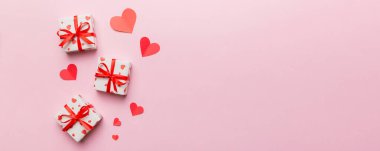 Sevgililer Günü kompozisyonu: Yay ve kalple kırmızı hediye kutusu. Noel hediyesi. Yukarıdan bak. Mesaj için yer var. Holday tebrik kartı.