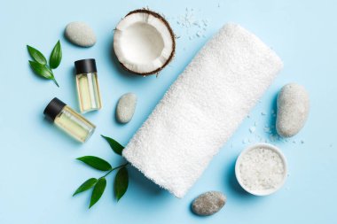 Hindistan cevizi yağı dolu kavanozlar ve renkli arka planda kozmetik kremi. Üst Manzara. Metnin için boş yer. Doğal spa Hindistan cevizi kozmetik ve organik tedavi konsepti Hindistan cevizi spa bileşimi.