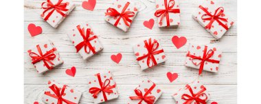 Sevgililer Günü kompozisyonu: Kırmızı hediye kutusu ve kalp. Noel hediyesi. Yukarıdan bak. Holday tebrik kartı.